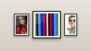 Galerijwand met drie ingelijste schilderijen, waaronder Hedendaagse Mode