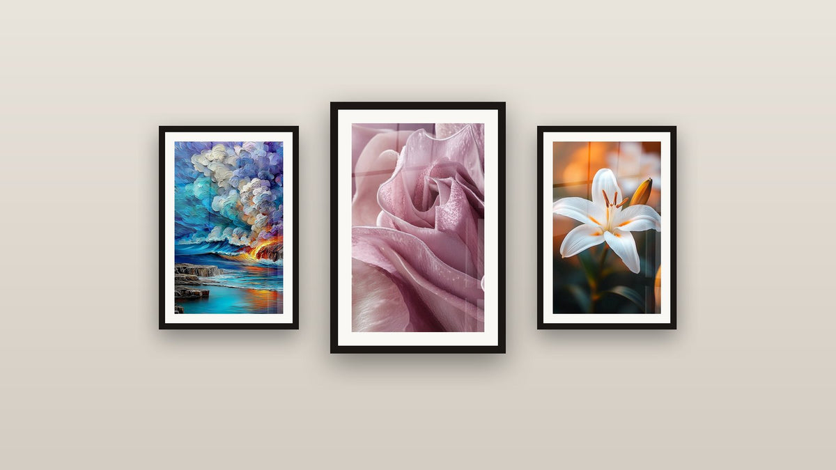 Pared de galería con tres cuadros enmarcados: Erupción Volcánica Marina, Tulipán N°2 y Lirio N°2