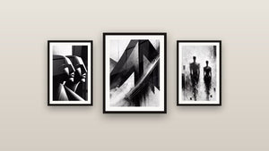 Pared de galería con tres cuadros enmarcados: Trayectorias Fracturadas, Caminando en la Sombra y Líneas de Pensamiento