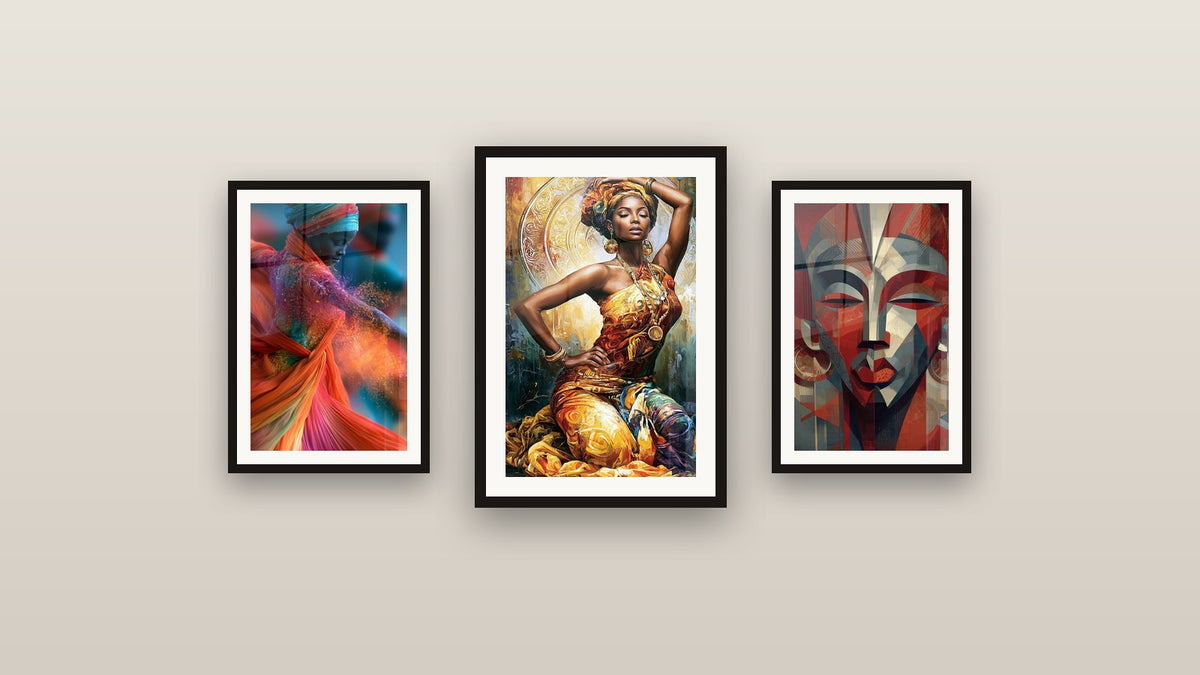 Mur de galerie avec trois tableaux encadrés, dont Visage géométrique Identité culturelle et Danseuse dorée au turban orné