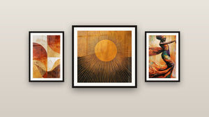 Galerijwand met drie ingelijste schilderijen