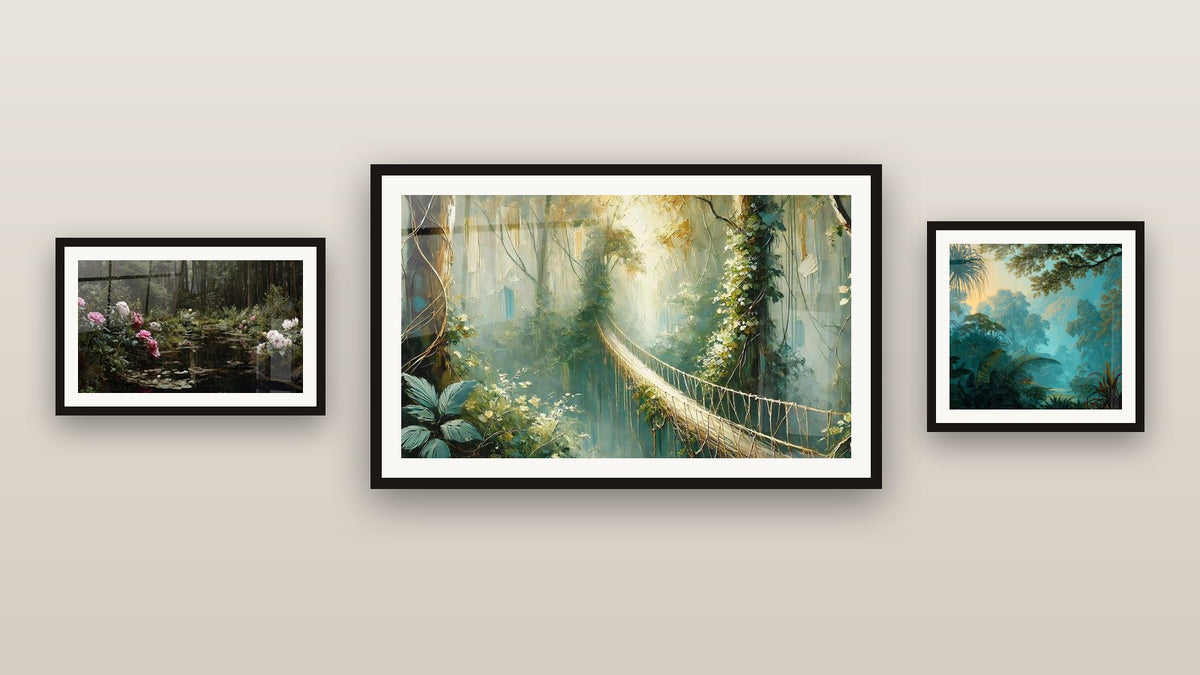 Pared de galería con tres cuadros enmarcados: Paisaje Tropical, Estanque con Peonías de Bosque y Travesía Secreta