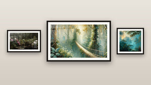 Pared de galería con tres cuadros enmarcados: Paisaje Tropical, Estanque con Peonías de Bosque y Travesía Secreta