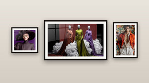 Galerijwand met drie ingelijste schilderijen: Wanddecoratie Mannenmode, Couture Creaties en Vrouwenklasse