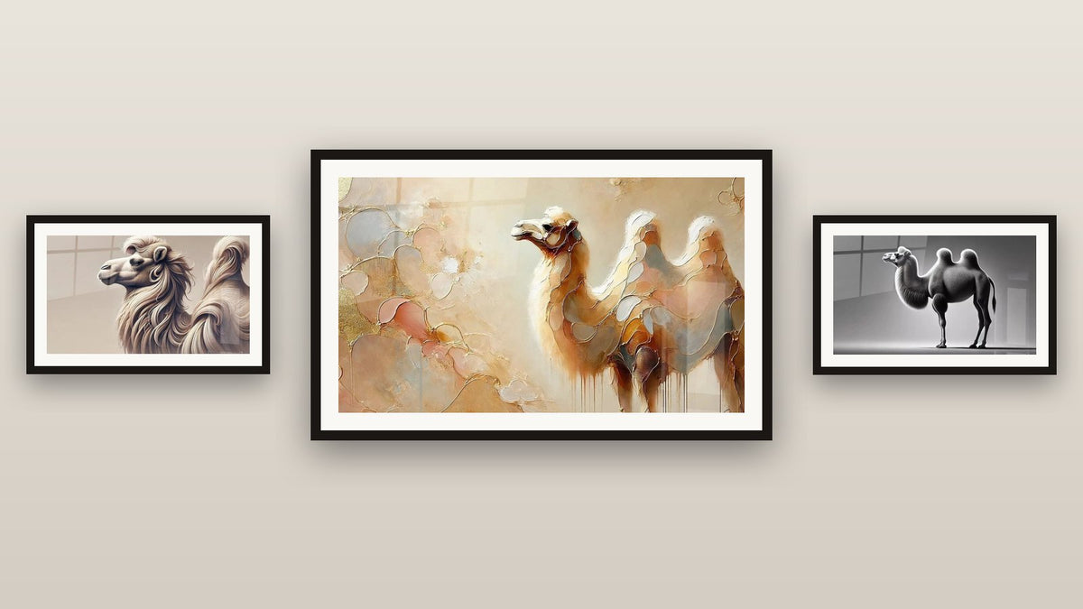 Pared de galería con tres cuadros enmarcados: Gracias del Sahara, Viajero de las Arenas Marinas y Vistas de Arena
