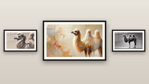 Galerijwand met drie ingelijste schilderijen: Sahara Graces, Zandzee Reiziger en Zandgolven