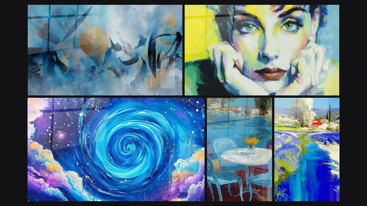 Mozaïek van vijf schilderijen, waaronder Abstracte gouden cirkellijst en Blauw spiraalvormig kosmisch