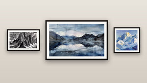 Pared de galería con tres cuadros enmarcados: Paisaje Montañoso, Cima nevada y A la Sombra de los Gigantes