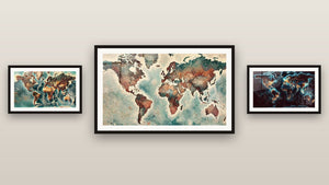 Pared de galería con tres cuadros enmarcados: Mapa del Mundo N°5, Mapa del Mundo N°4 y Mapa del Mundo N°2