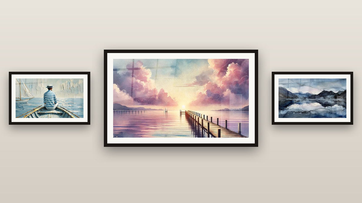 Galerijwand met drie ingelijste schilderijen: Landschapstabelu Berglandschap, Naar de Horizon en De Kunst van Water