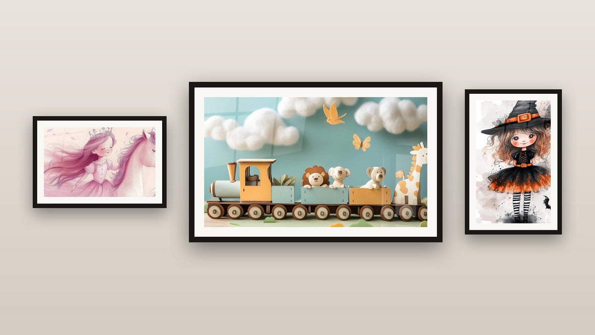 Mur de galerie avec trois tableaux encadrés : Train N°2, Sorcière N°1 et Princesse N°1