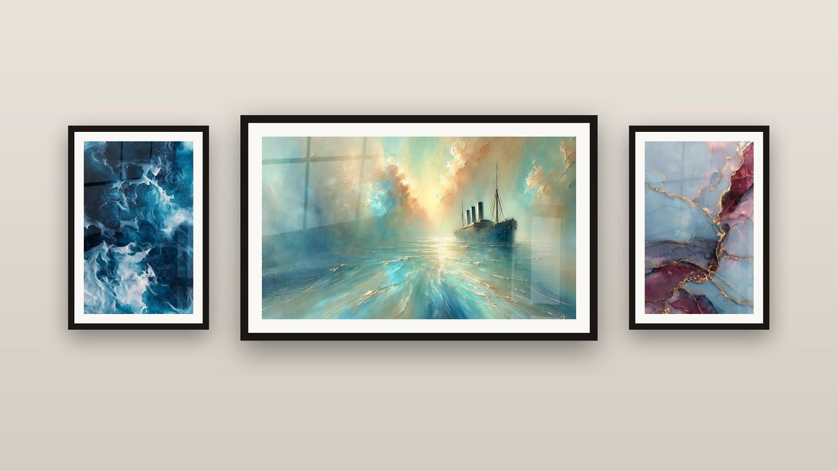 Galerijwand met drie ingelijste schilderijen, waaronder Vloeiende Blauw-Witte Wervelingen en In het Hart van de Bries
