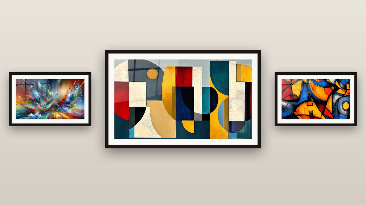 Galerijwand met drie ingelijste schilderijen, waaronder Met kleurrijke geometrische vormen en Abstracte geometrische vormen