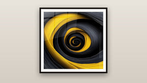 Tableau encadré sur un mur : Spirale dorée et noire
