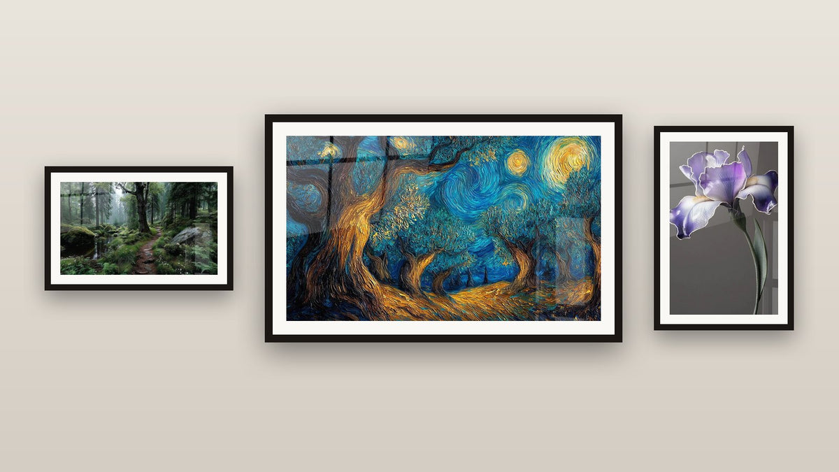 Mur de galerie avec trois tableaux encadrés : Arbre cosmique, Chemin forestier brumeux et Iris N°9