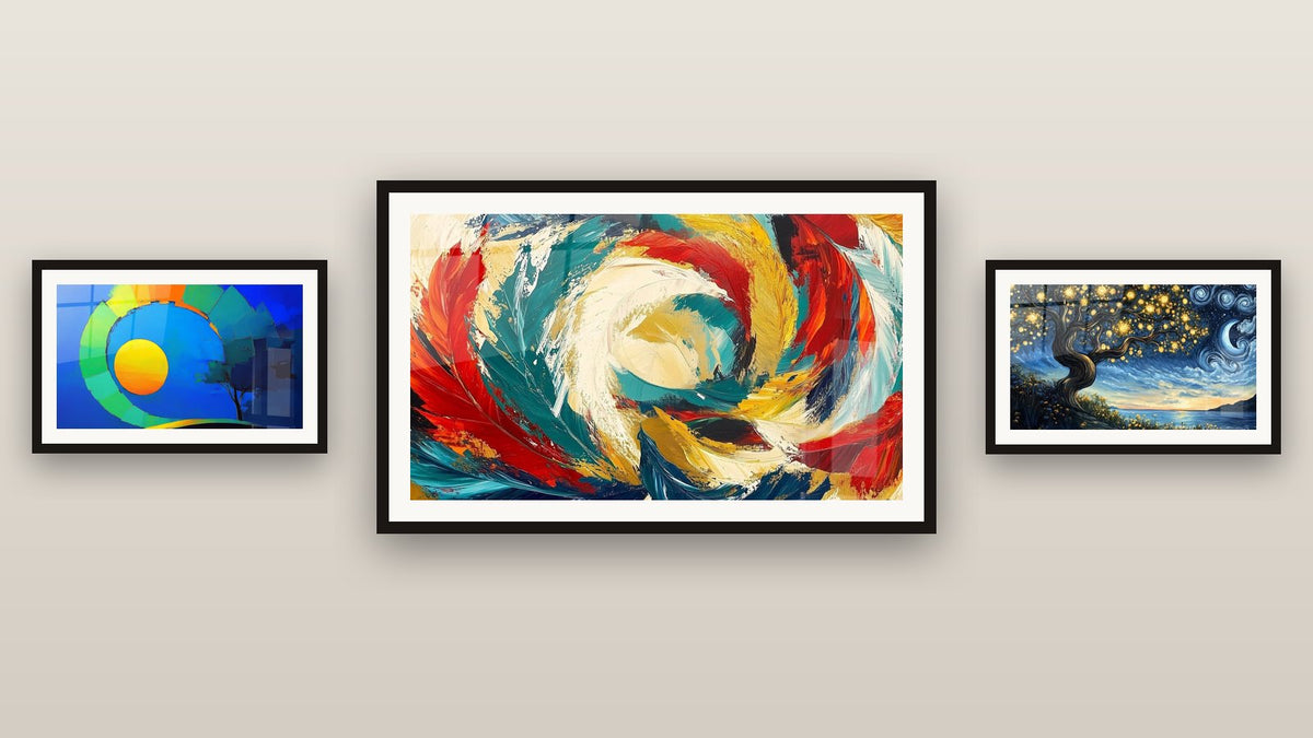 Mur de galerie avec trois tableaux encadrés, dont Spirale colorée cosmique et Métamorphose Cosmique