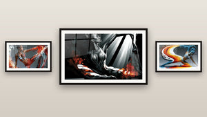Galerijwand met drie ingelijste schilderijen