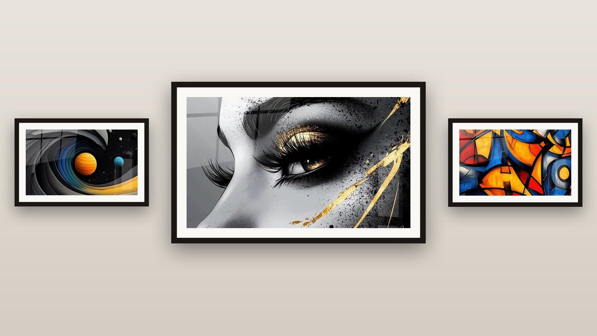 Pared de galería con tres cuadros enmarcados: Galaxia Espiral Cósmica, Formas geométricas coloridas y Ojo Lágrima de Oro