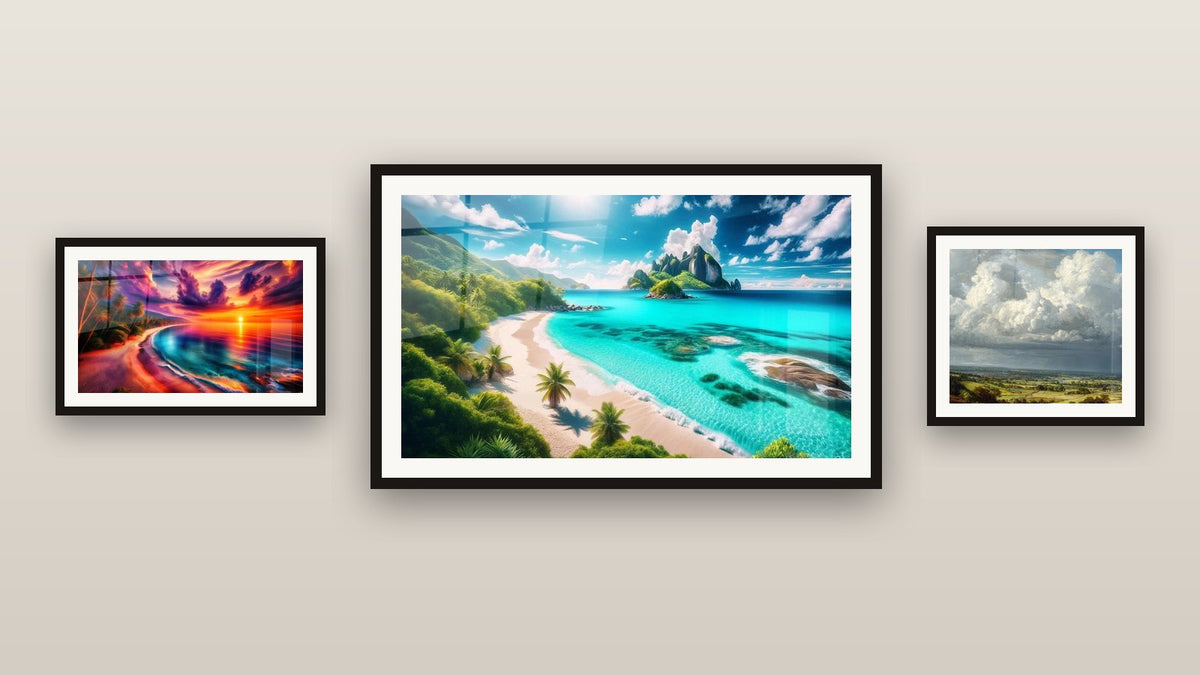 Parete galleria con tre quadri incorniciati, tra cui Paesaggio di campagna inglese e Crepuscolo Fiammeggiante in Riva al Mare