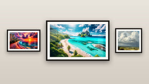 Pared de galería con tres cuadros enmarcados, entre ellos Paisaje de campiña inglesa