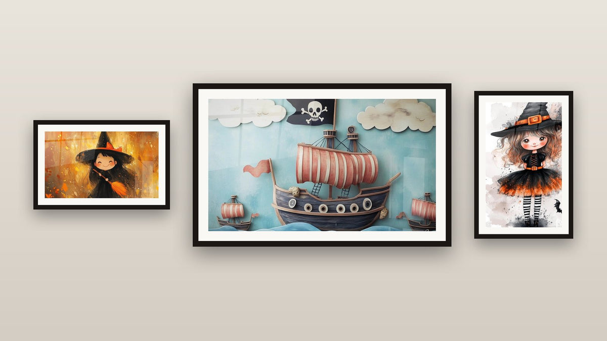 Galeriewand mit drei gerahmten Gemälden: Hexen-Bild Nr. 2, Piratentafel Nr. 2 und Hexen-Kunstdruck Nr. 1