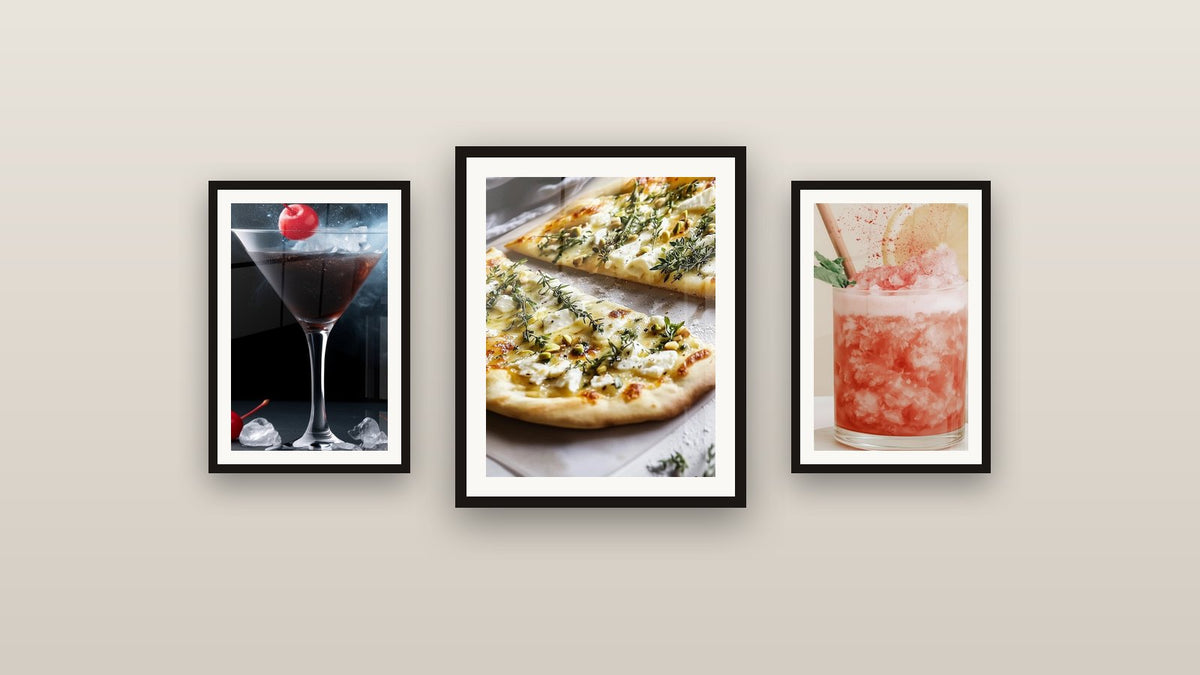 Pared de galería con tres cuadros enmarcados, entre ellos Vidrio Martini Rojo y Negro Helado