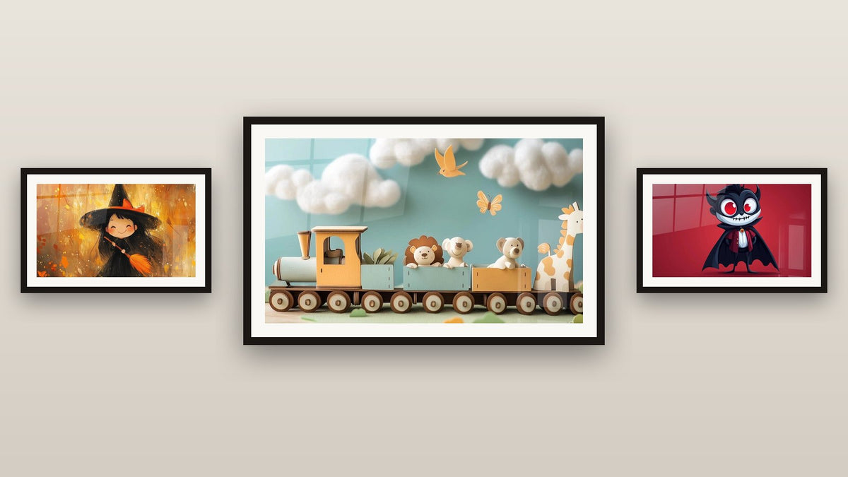 Parete galleria con tre quadri incorniciati: Strega N°2, Vampiro N°2 e Treno N°2