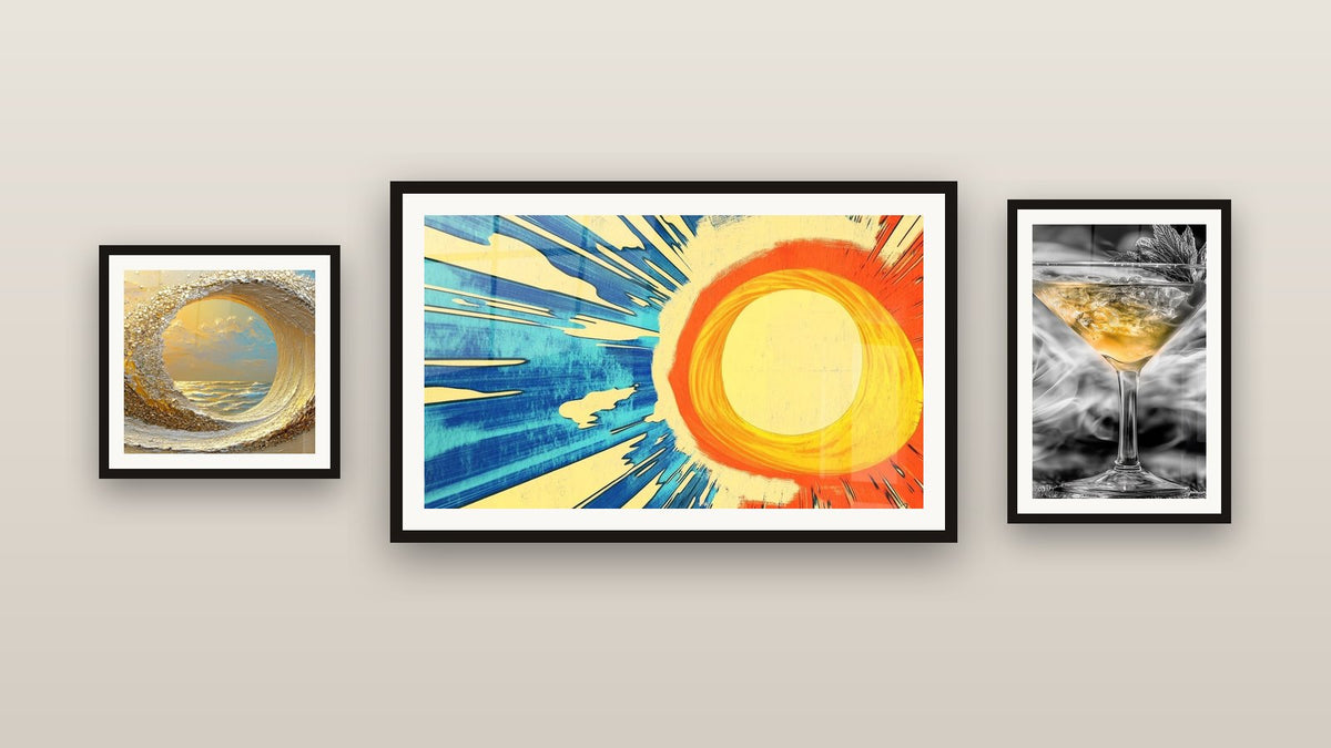 Mur de galerie avec trois tableaux encadrés, dont Vague dorée en spirale et Soleil radiant