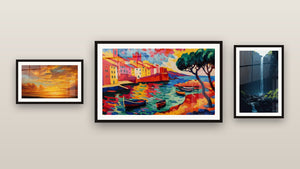 Mur de galerie avec trois tableaux encadrés : Village côtier méditerranéen, Paysage maritime et Cascade N°2