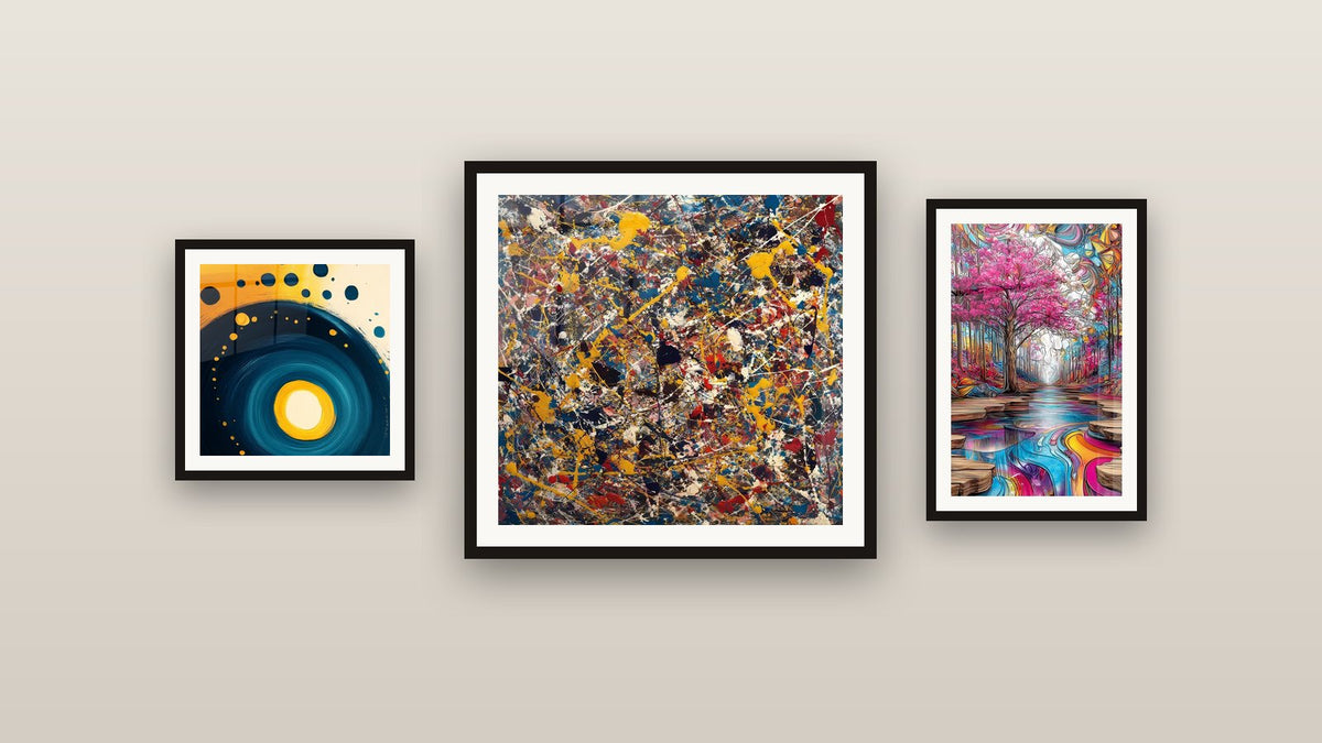 Parete galleria con tre quadri incorniciati: Esplosione di colori di, A spirale cosmica blu e arancione e Foresta psicodélica