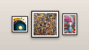 Pared de galería con tres cuadros enmarcados: Explosión de colores, Espiral cósmica azul y naranja y Bosque psicodélico