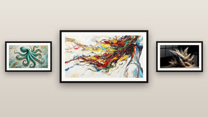 Galerijwand met drie ingelijste schilderijen, waaronder De walvis van Elise en Moderne Muurschildering