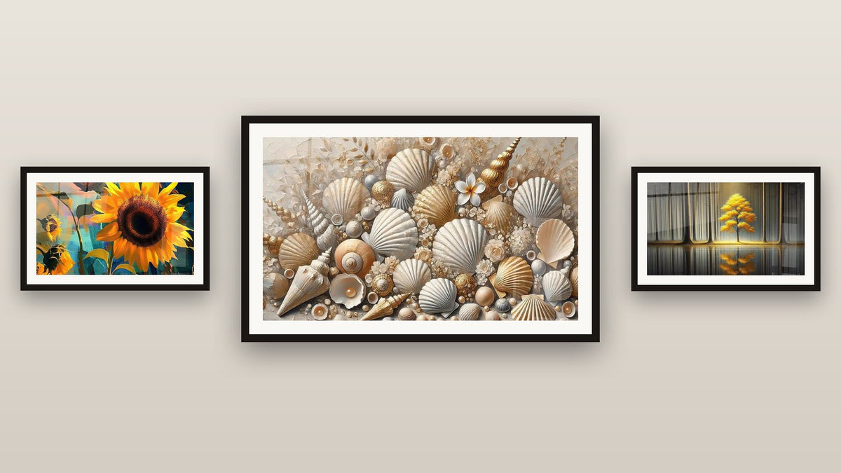 Mur de galerie avec trois tableaux encadrés : Tournesol N°1, Joyaux des Sables et Tranquillité Éternelle