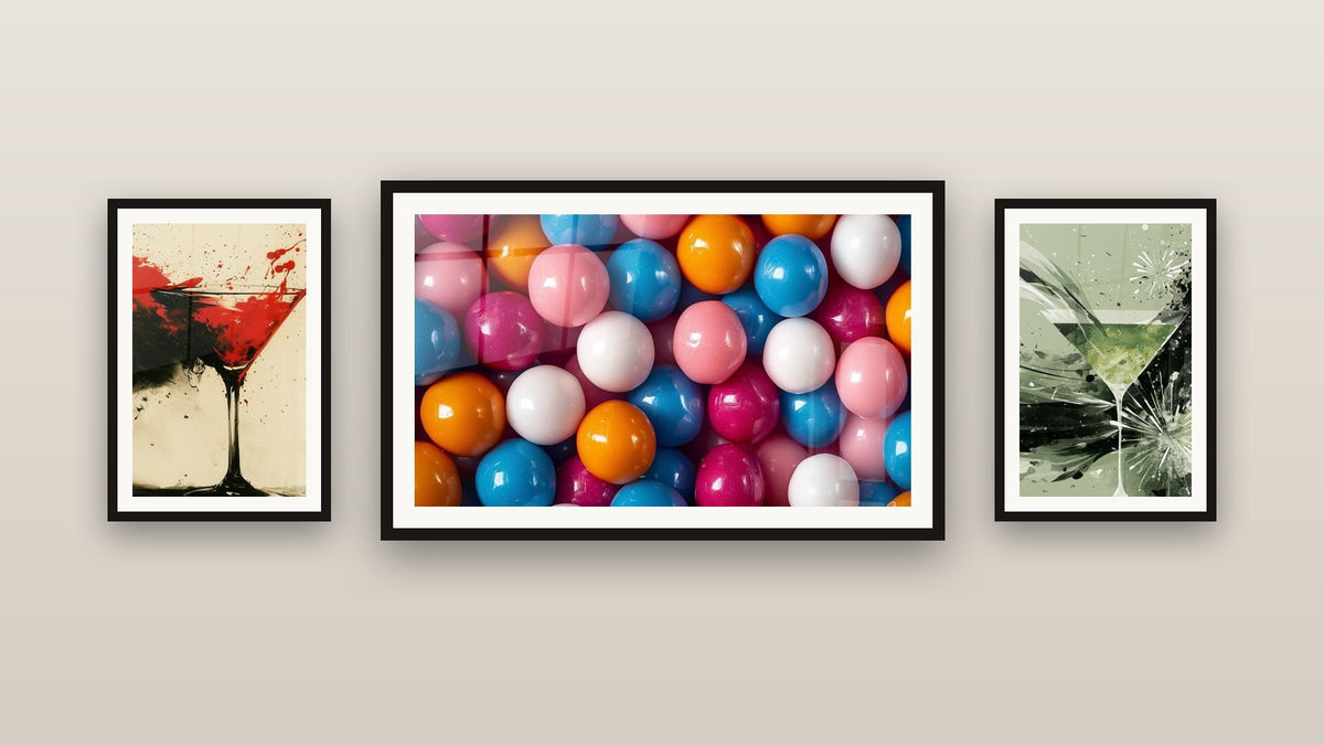Pared de galería con tres cuadros enmarcados