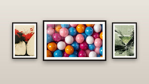 Pared de galería con tres cuadros enmarcados