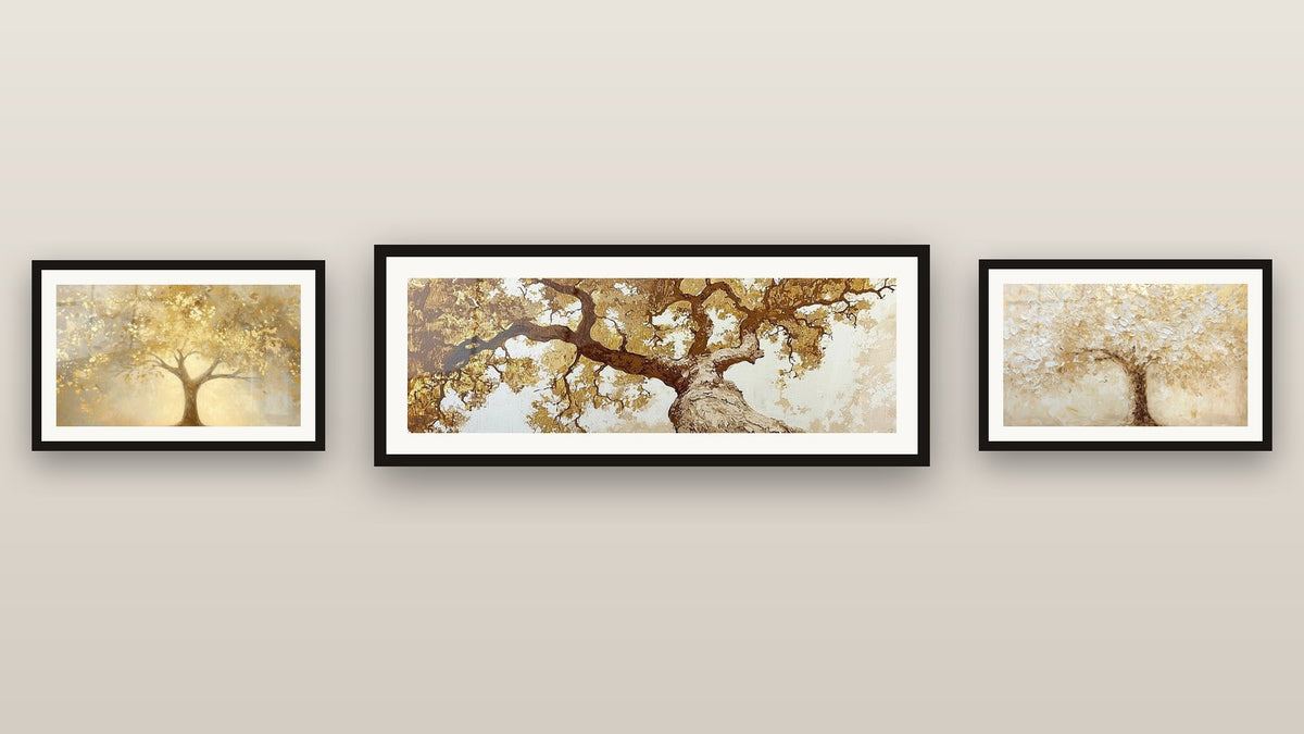 Mur de galerie avec trois tableaux encadrés
