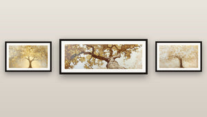 Galerijwand met drie ingelijste schilderijen