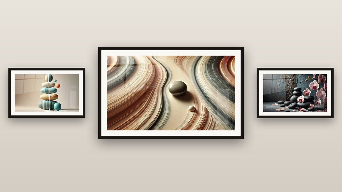 Pared de galería con tres cuadros enmarcados: Equilibrio Pastel, Piedras y Pétalos y Líneas y Perspectivas