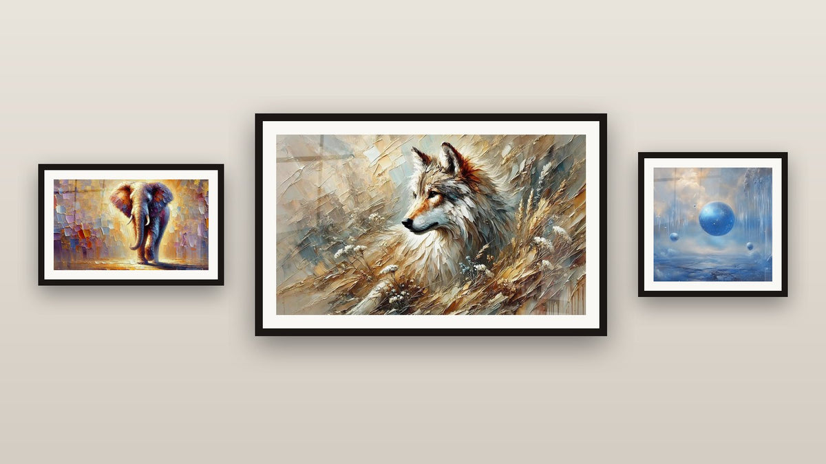 Pared de galería con tres cuadros enmarcados: Planetas azules, Eco del Bosque y Coloso de Luz