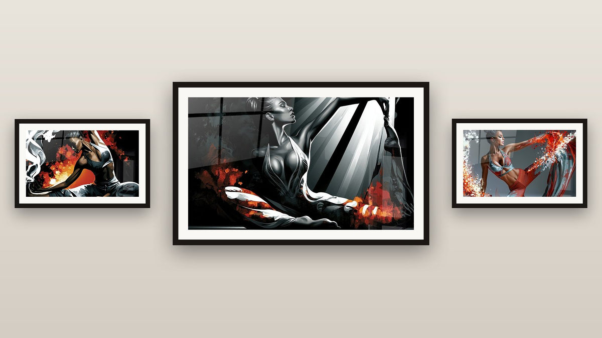 Mur de galerie avec trois tableaux encadrés, dont Danseuse noire aux touches oranges