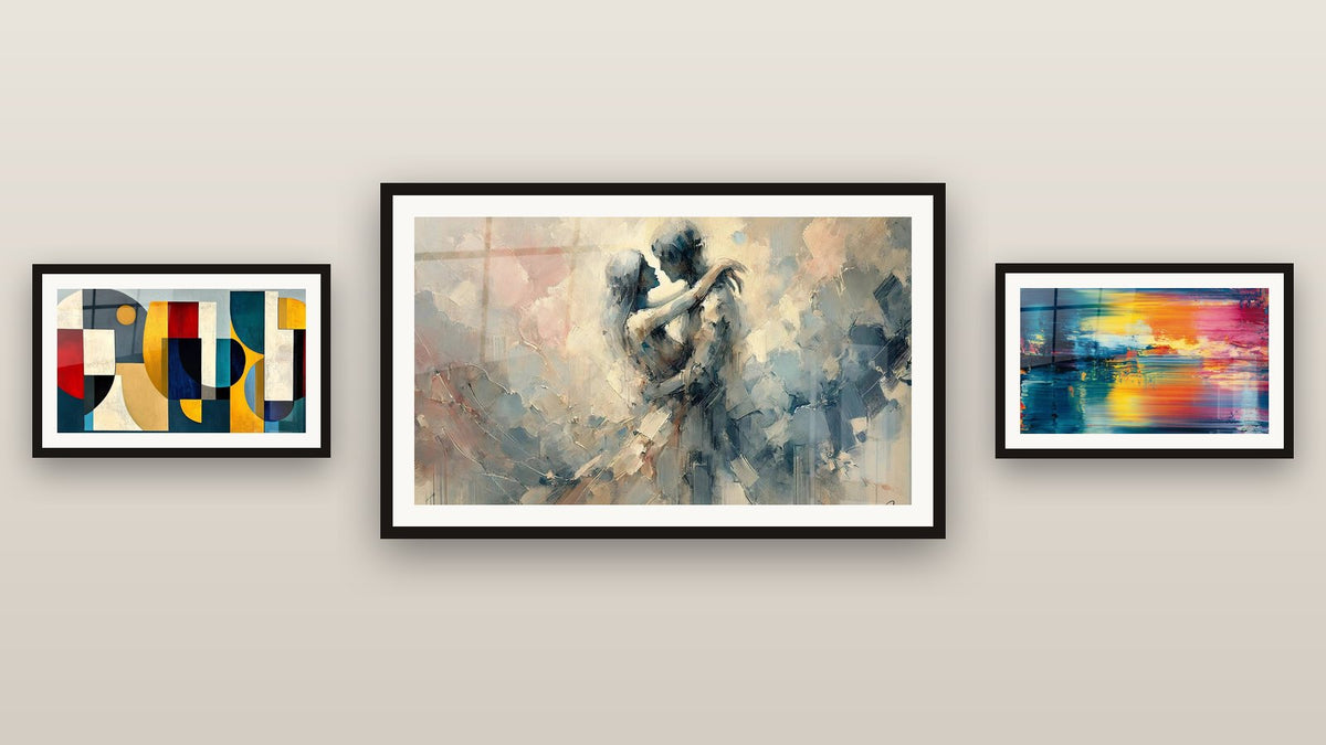 Parete galleria con tre quadri incorniciati: Astratta colorata, Forme geometriche colorate di e Tra Noi