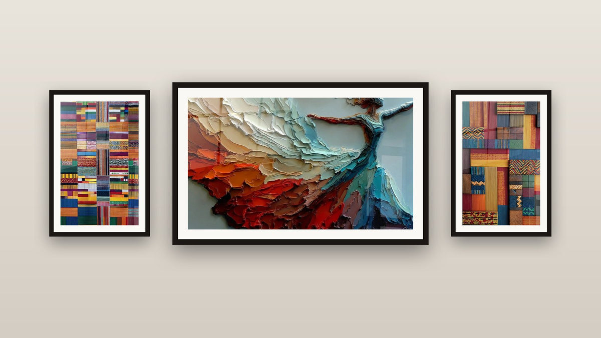 Pared de galería con tres cuadros enmarcados: Texturizado, Patchwork de tela y Patchwork de telas tradicionales