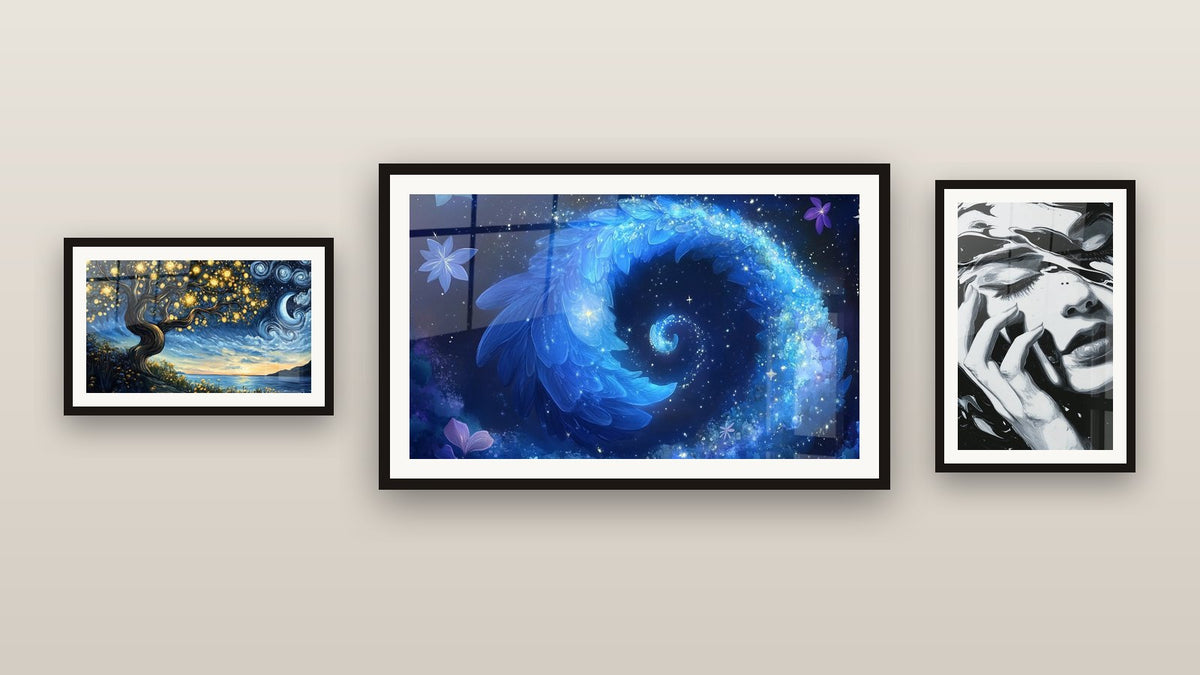 Galeriewand mit drei gerahmten Gemälden, darunter Spiraltafel kosmisch geblümt