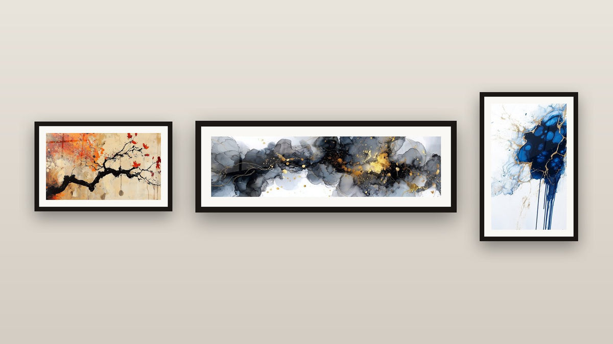 Mur de galerie avec trois tableaux encadrés, dont Terracotta N°4
