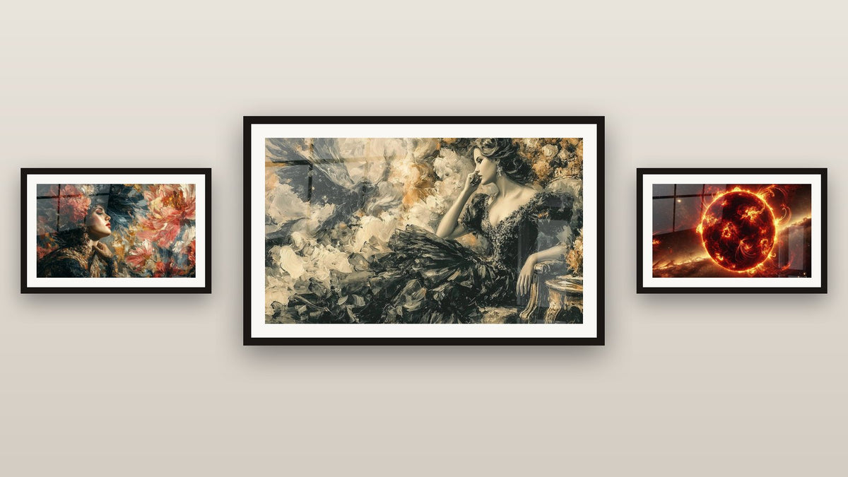 Pared de galería con tres cuadros enmarcados: Mujer Silencio Fúnebre, Mujer Belleza Trágica y Coloso de Fuego