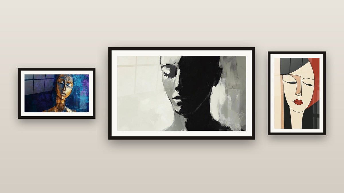 Parete galleria con tre quadri incorniciati