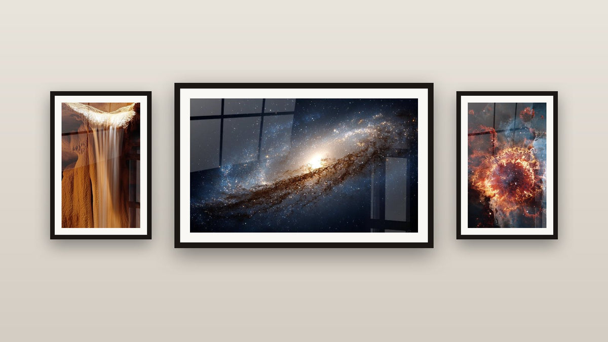 Parete galleria con tre quadri incorniciati: Galassia Spirale, Cascata N°1 e Nebulosa planetaria