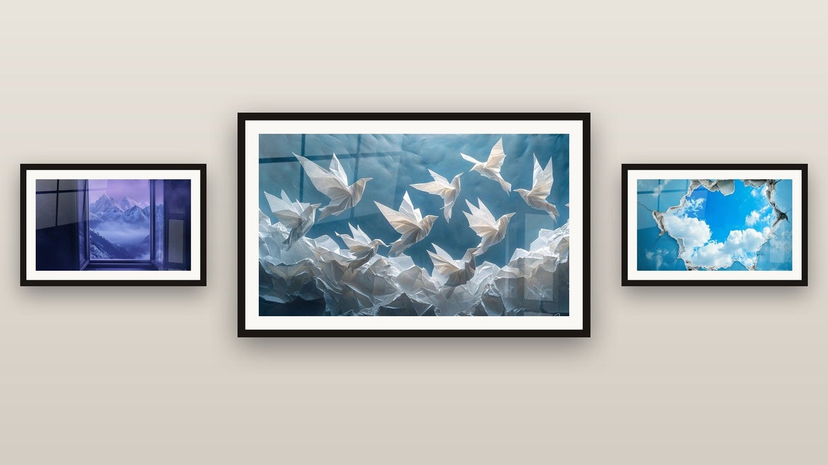 Mur de galerie avec trois tableaux encadrés : Origami Danse de papier, Montagne Rêve d'altitude et Ciel Fenêtre céleste