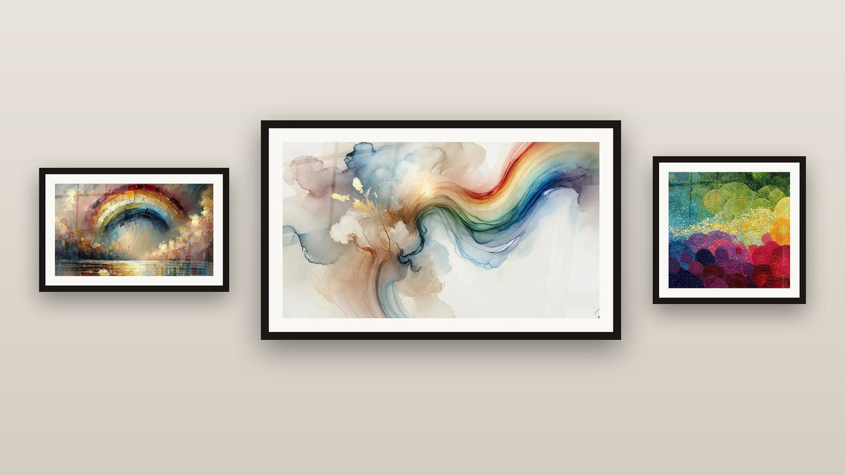 Parete galleria con tre quadri incorniciati: Paesaggio sfumato arcobaleno, Ode al Colore e Reverie in Colori