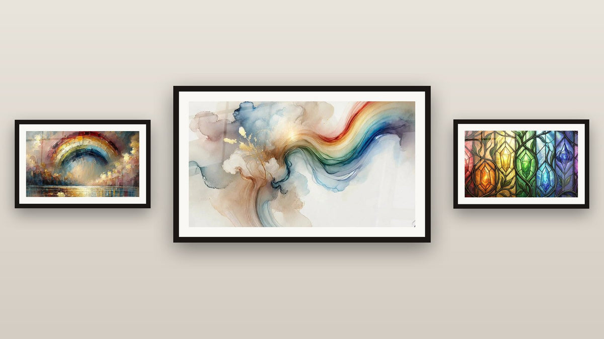 Parete galleria con tre quadri incorniciati, tra cui Reverie in Colori e Ode al Colore
